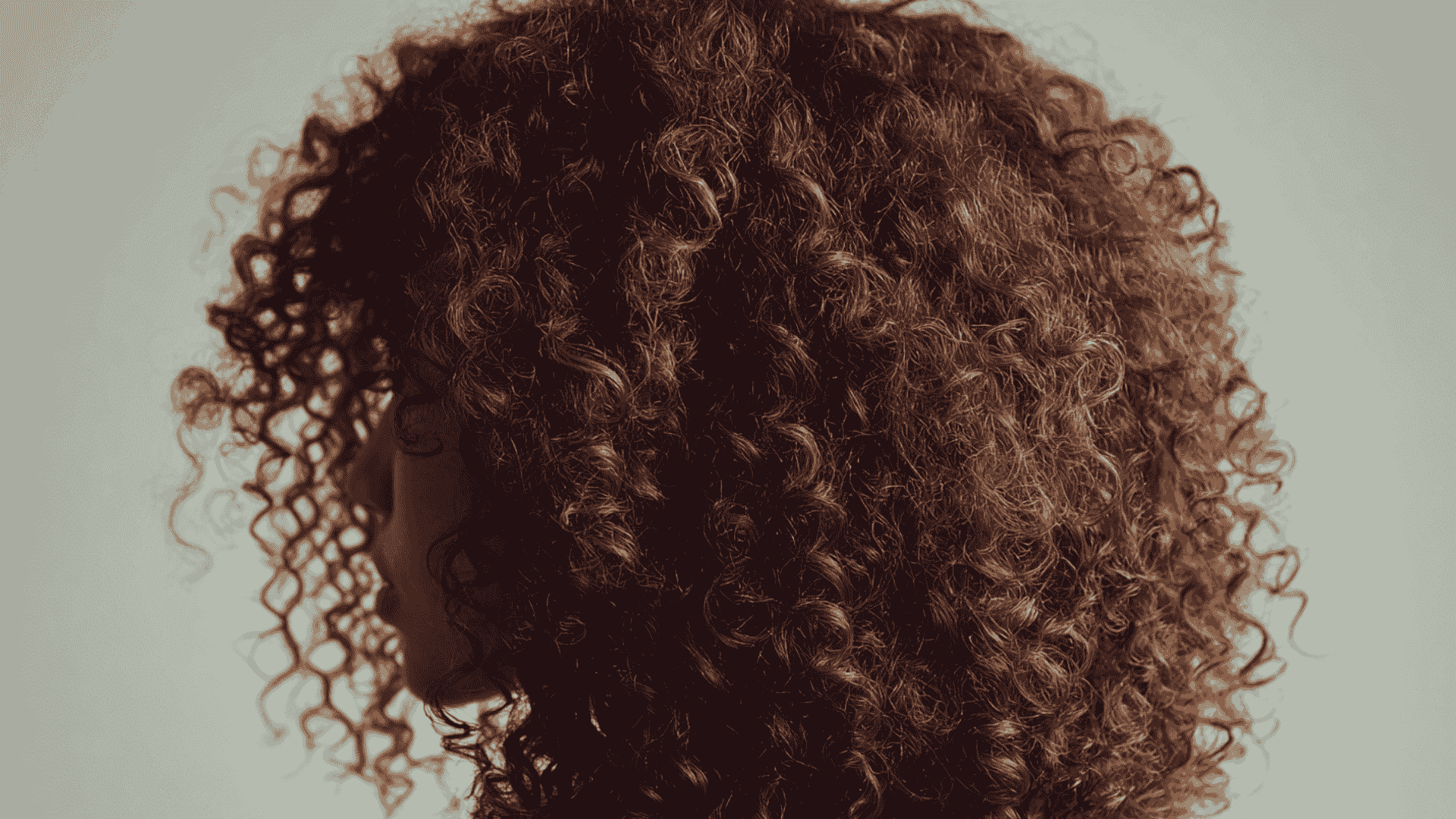 Back view of messy brown hair showing what does conditioner do results for unruly and dry locks needing extra moisture (1) (1)